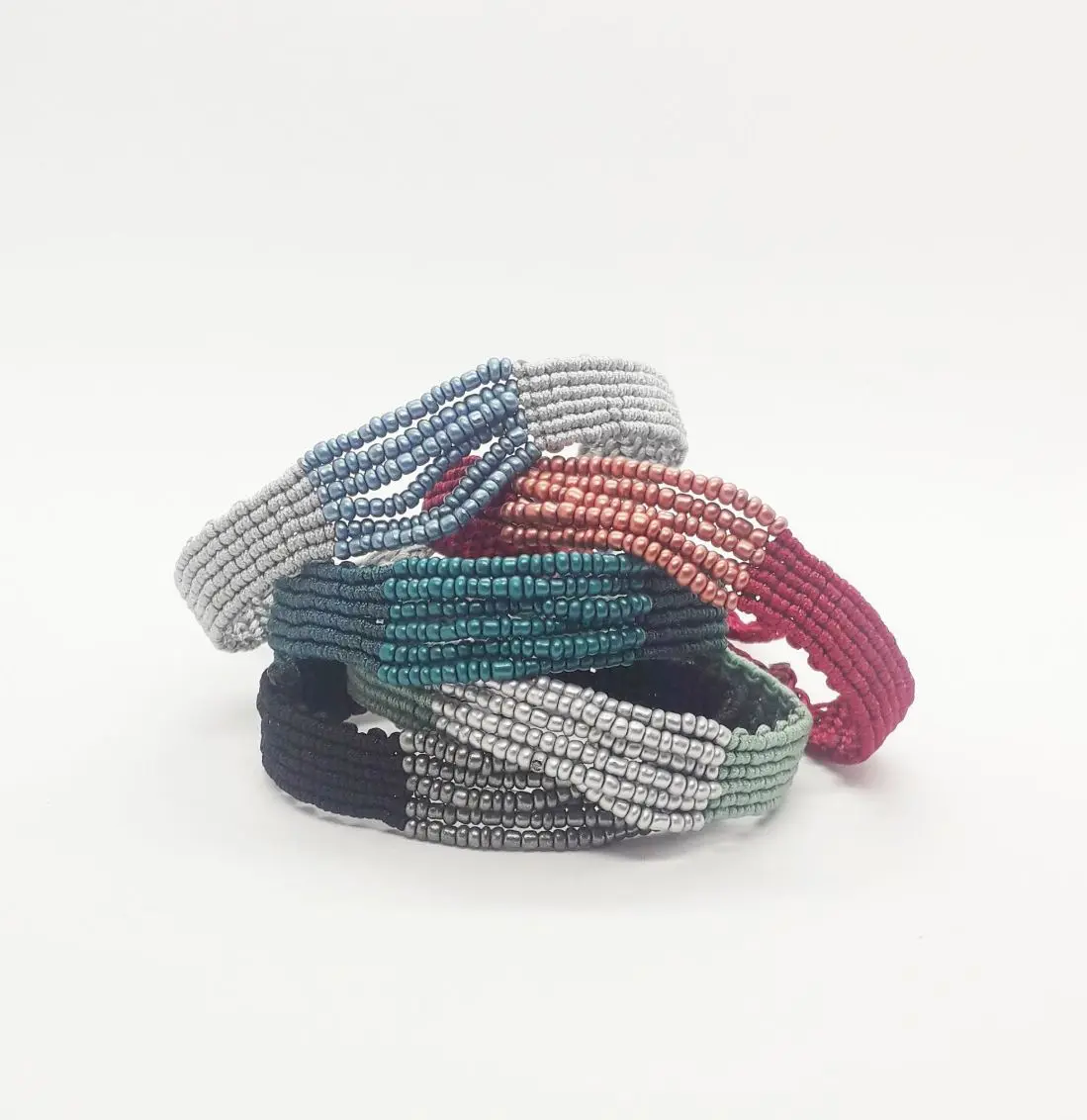Pulsera macramé y abalorios