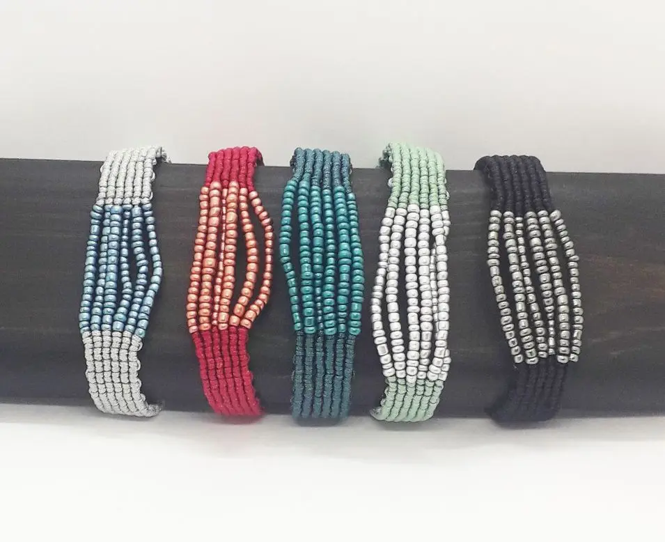 Pulsera macramé y abalorios - Imagen 3