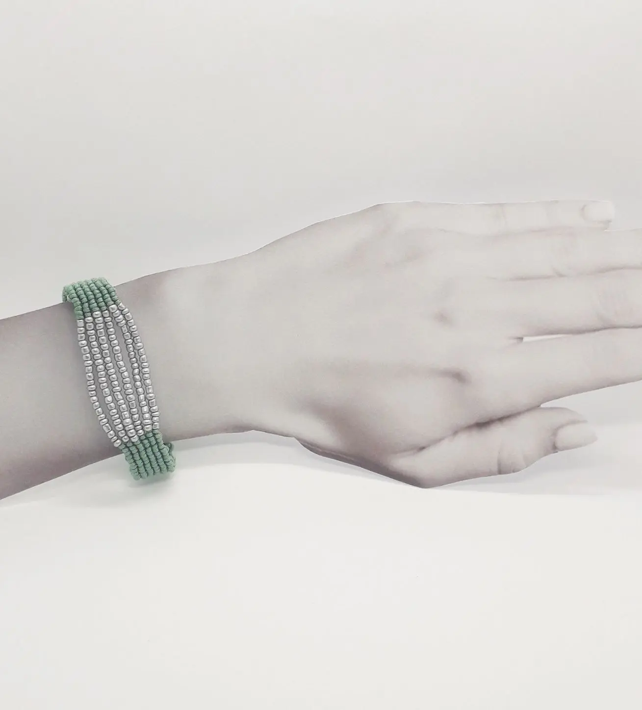 Pulsera macramé y abalorios - Imagen 2
