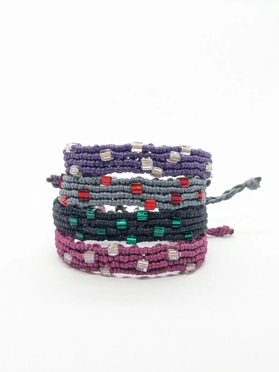 Pulsera macramé y abalorios
