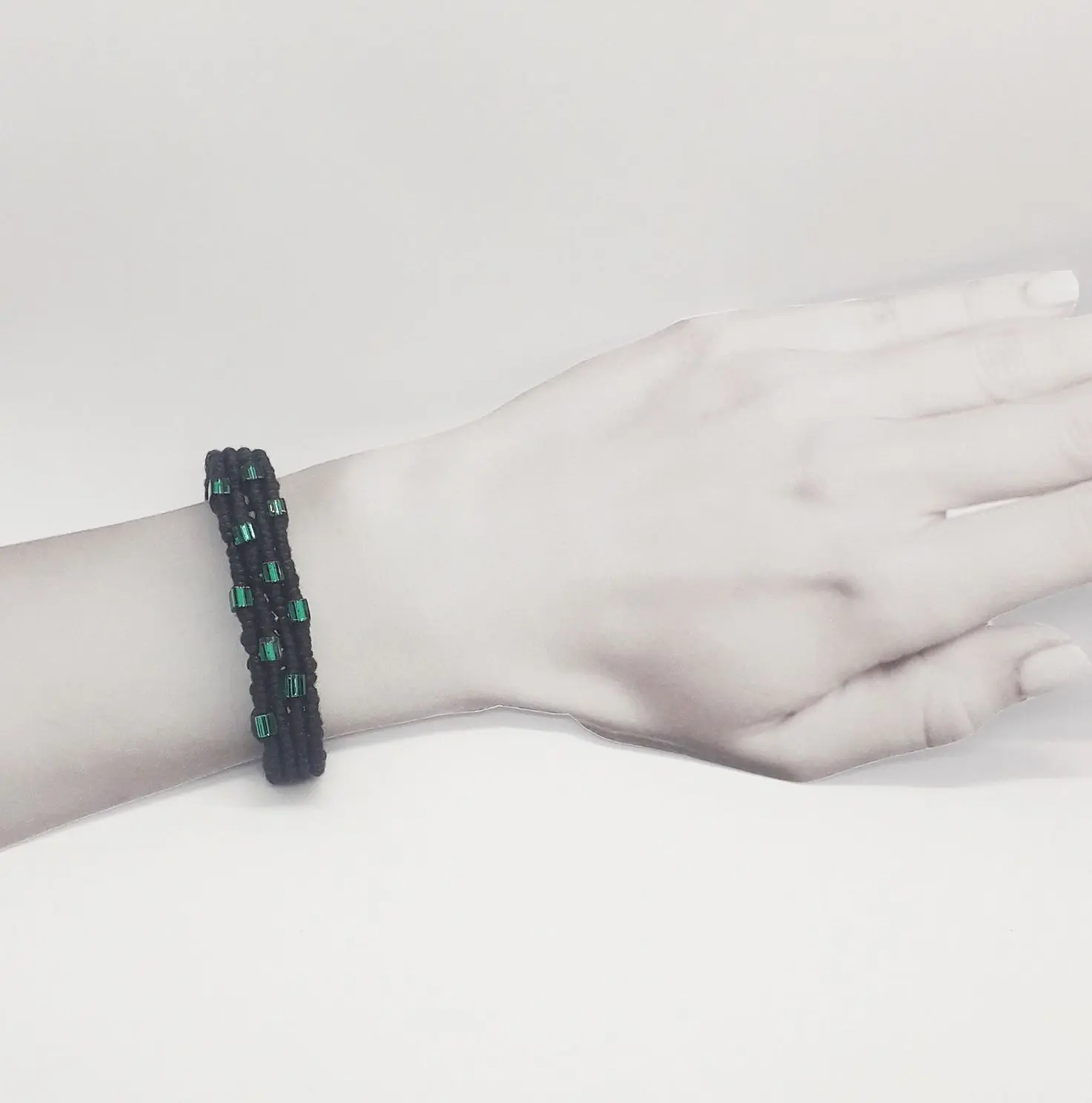 Pulsera macramé y abalorios - Imagen 2
